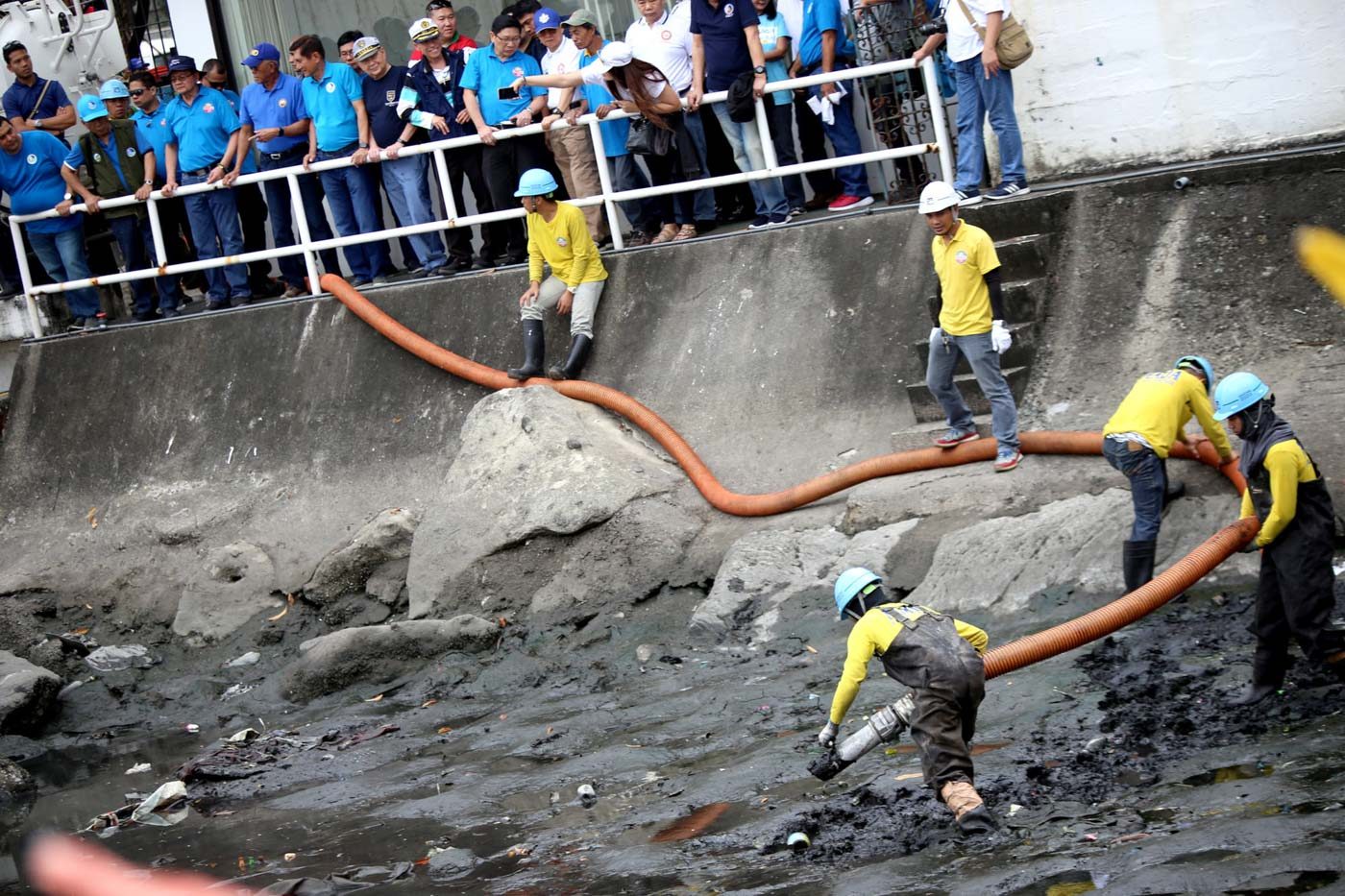 SLUDGE WAVE. Personnel of the MMDA take out sludge from the Manila Yacht Club's waters. Photo by Inoue Jaena/Rappler 