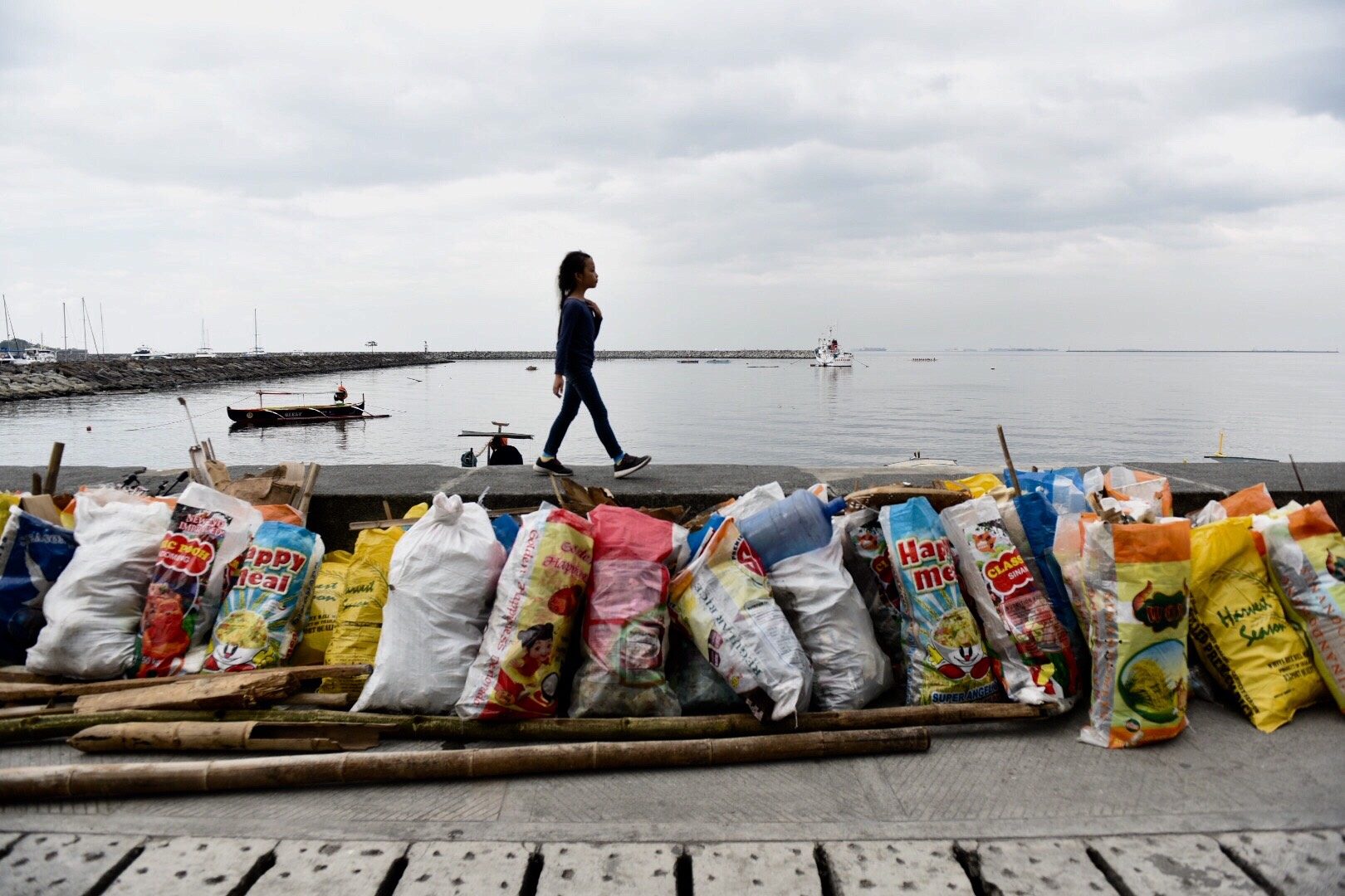 SACKS OF TRASH. Volunteers gather trash from Manila Bay. Photo by LeAnne Jazul/Rappler 