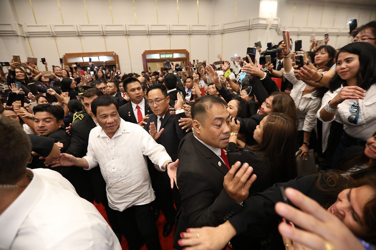 BUSY IN ISRAEL. President Rodrigo Duterte meets Filipinos based in Israel on his first night there. Malacañang photo 