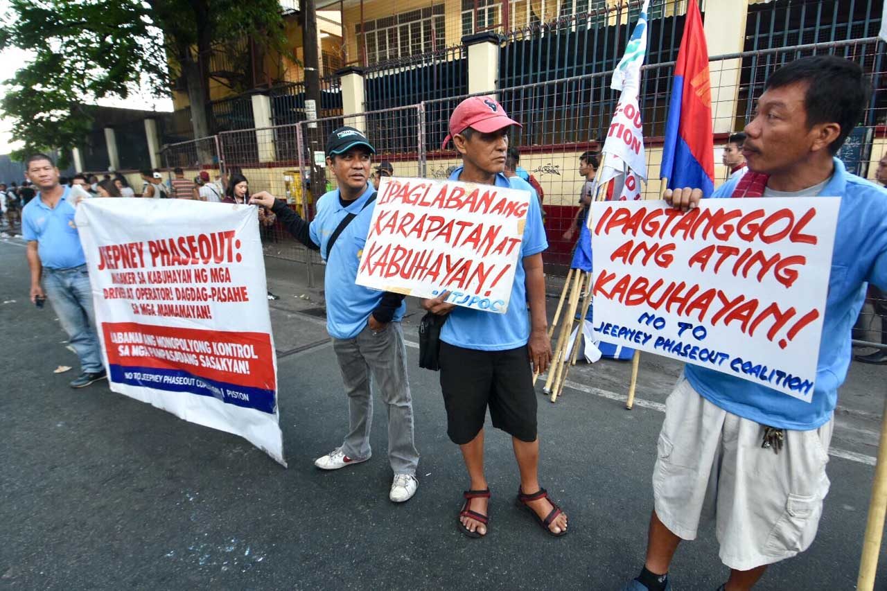 Members of Piston arrived infront of Cubao Elementary School around 6:00am. Photo by Angie de Silva/Rappler 