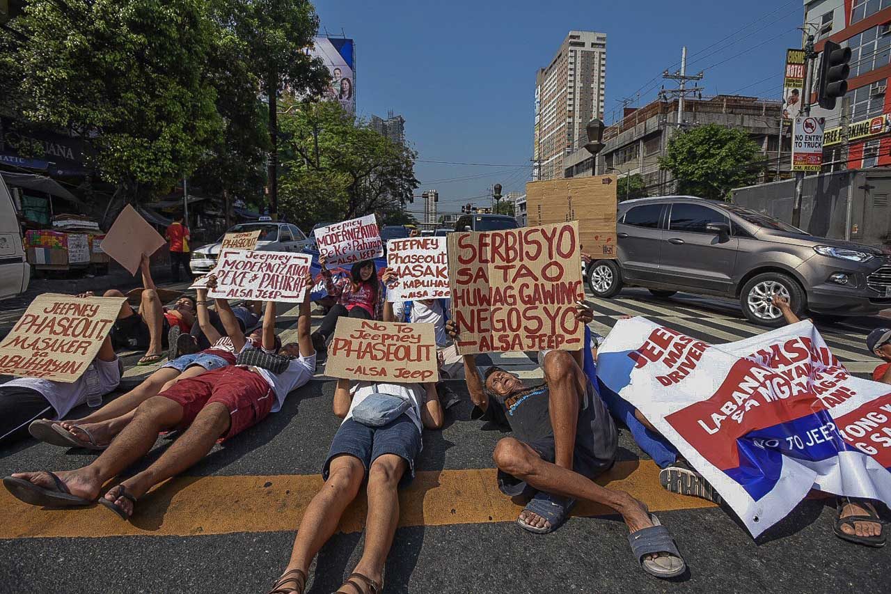 DIE-IN. Supporters of transport group PISTON stage a die-in protest during a transport strike in Espana, Manila, on March 19, 2018. Photo by Maria Tan/Rappler  