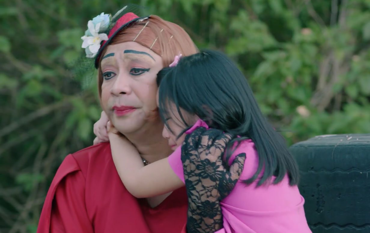 Lola Nidora (Wally Bayola) with her granddaughter played by young child star Caprice Cayetano. Screengrab from Eat Bulaga  Facebook page  
