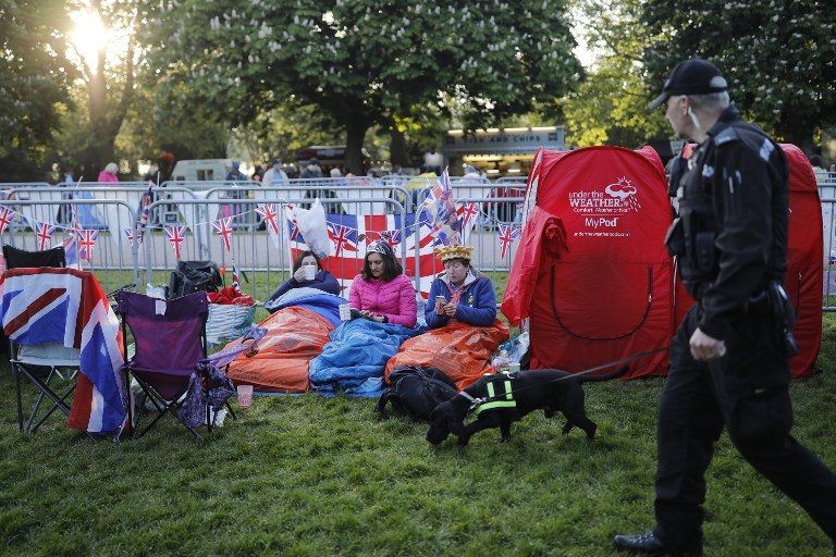 CAMPING. Fans drink tea as they wake up on the Long Walk leading to Windsor Castle ahead of the wedding and carriage procession of Britain's Prince Harry and Meghan Markle in Windsor, on May 19, 2018. Photo by Tolga Akmen/AFP 