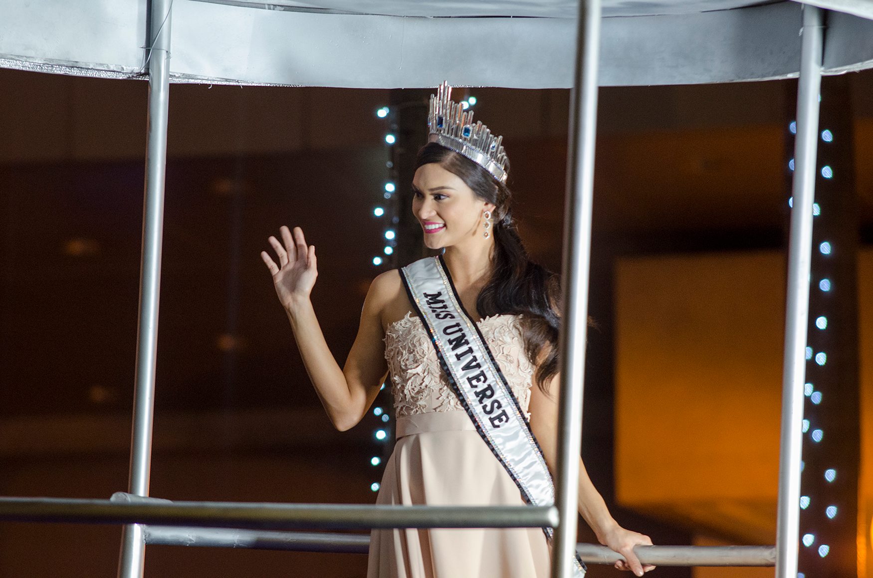 MODERN QUEEN. Pia Wurtzbach waves to the crowd in Cubao in 2016 during her homecoming. File photo by Rob Reyes/Rappler 