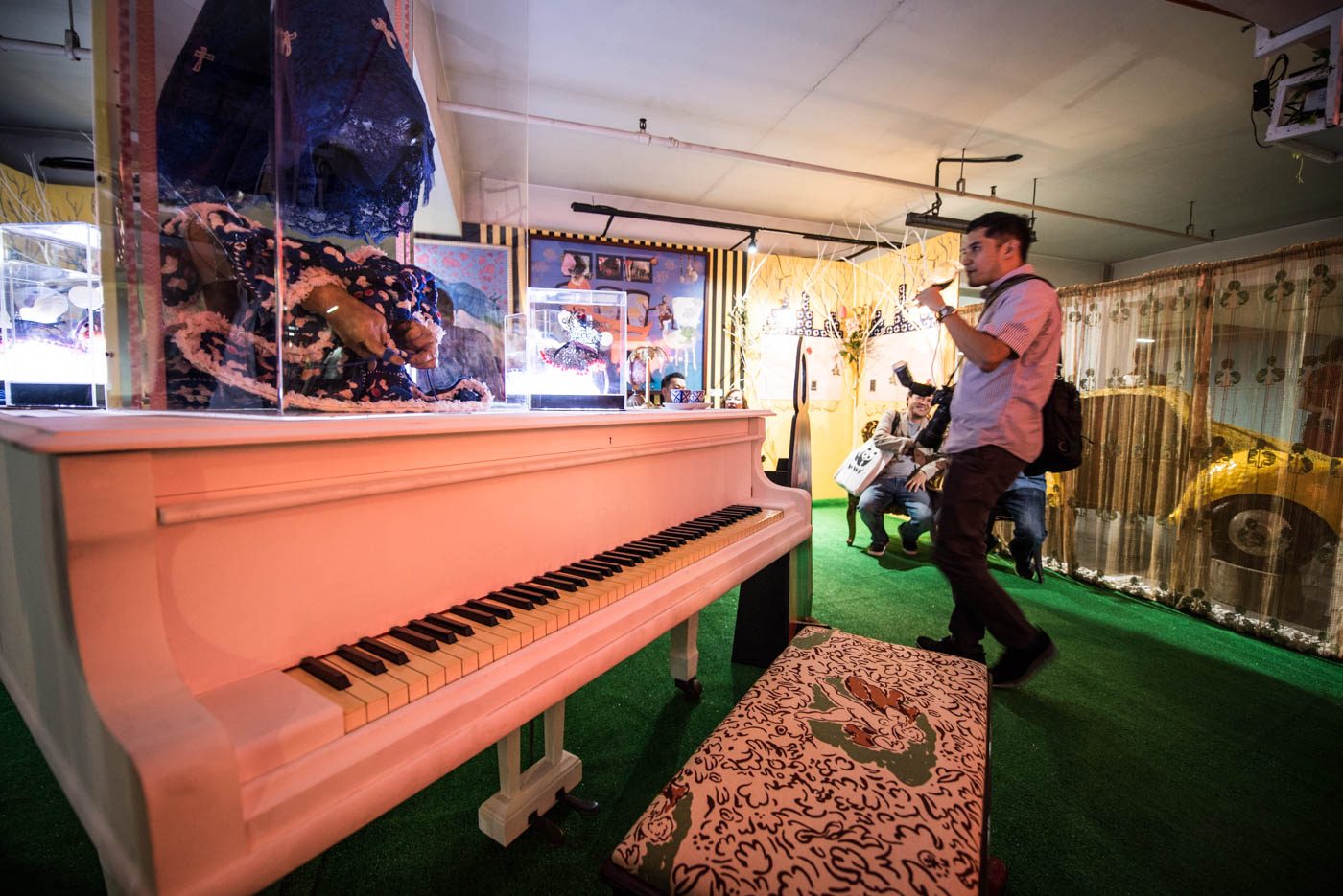 CENTRAL PARK TABLEAU. Plet Bolipata's exhibit includes pieces such as this grand piano, which viewers are invited to play. Photo by Alecs Ongcal/Rappler 