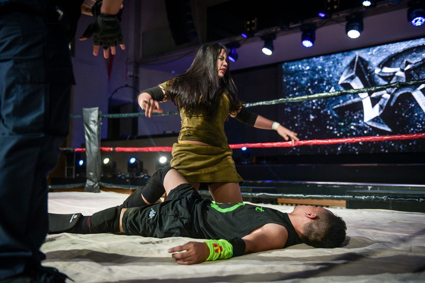 DEBUT. Starling debuts at Art of War Wrestling and defeats Silent D. Photo by LeAnne Jazul/Rappler