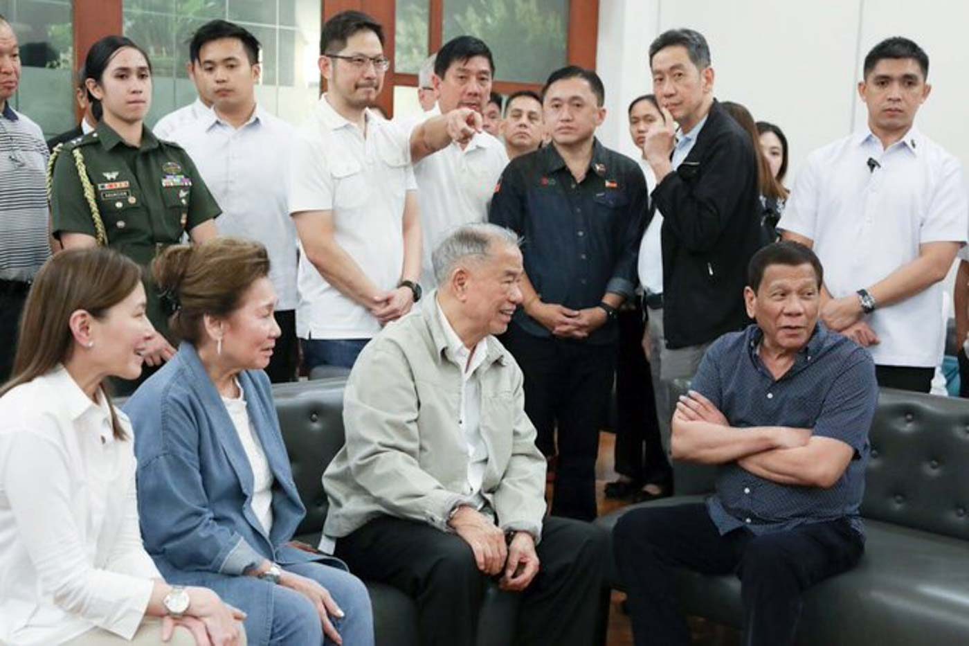 TAN. President Rodrigo Duterte speaks with tycoon Lucio Tan and his family at the wake of Tan's son and namesake. Malacañang photo 