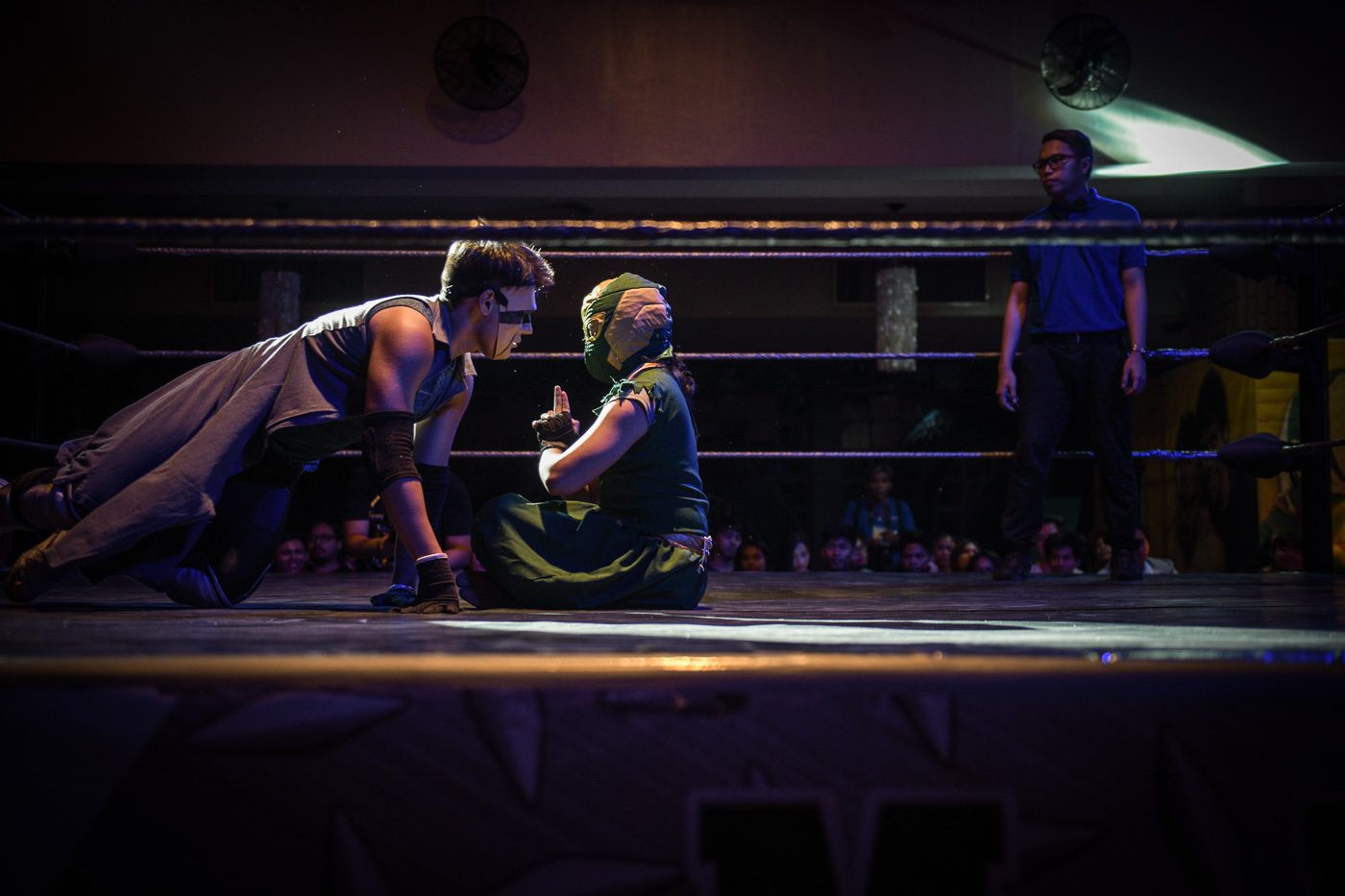 THE GLITCH. Morgan Vaughn approaches his opponent Ninja Ryujin at MWF 2: Maki-Wrestling, 'Wag Matakot at the UP Bahay ng Alumni on May 27, 2018. Photo by LeAnne Jazul/Rappler 