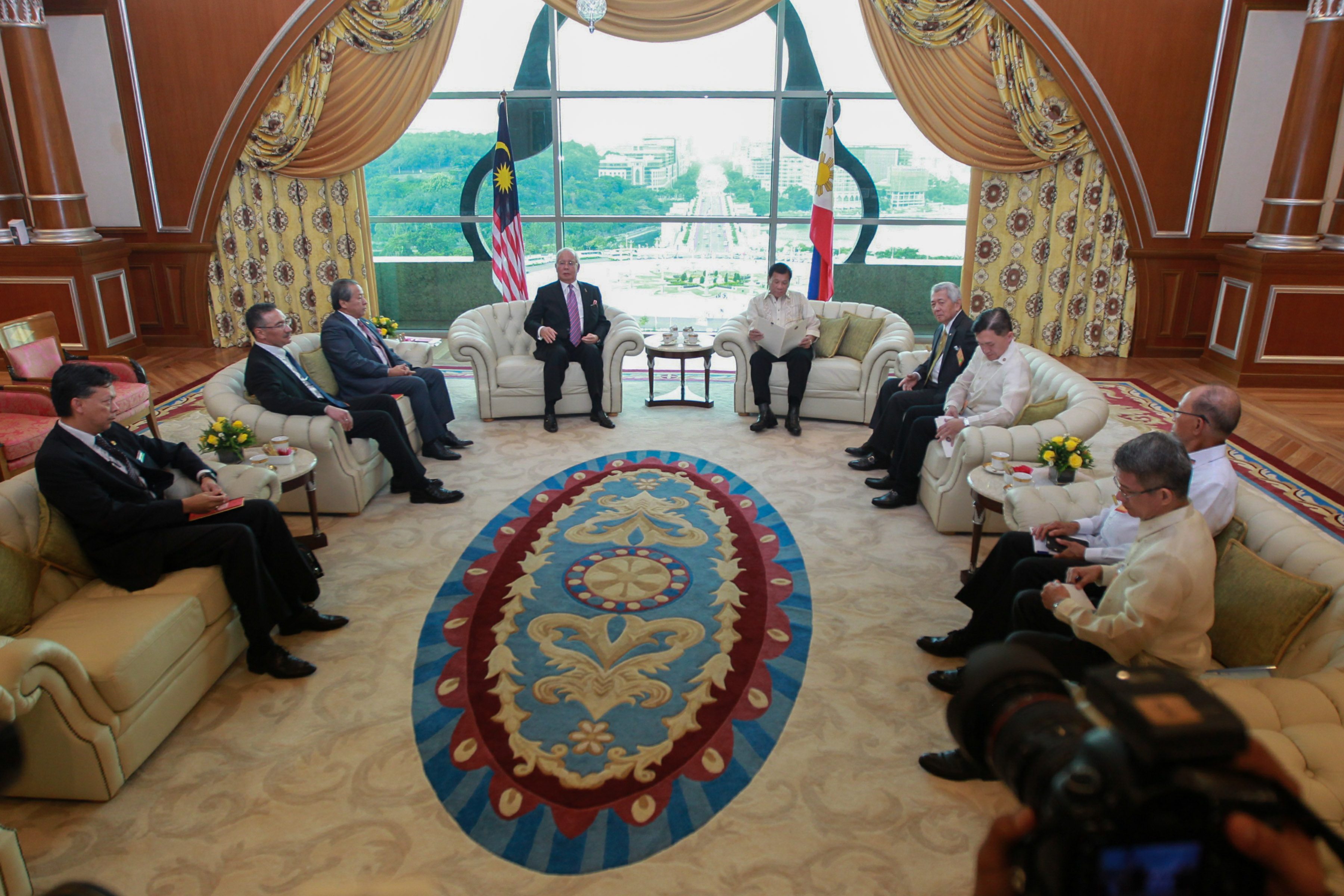 FIRST MEETING. President Duterte and members of his delegation attend a meeting with Malaysian Prime Minister Najib Razak at the Prime Minister's Office in Perdana square, Putrajaya 
