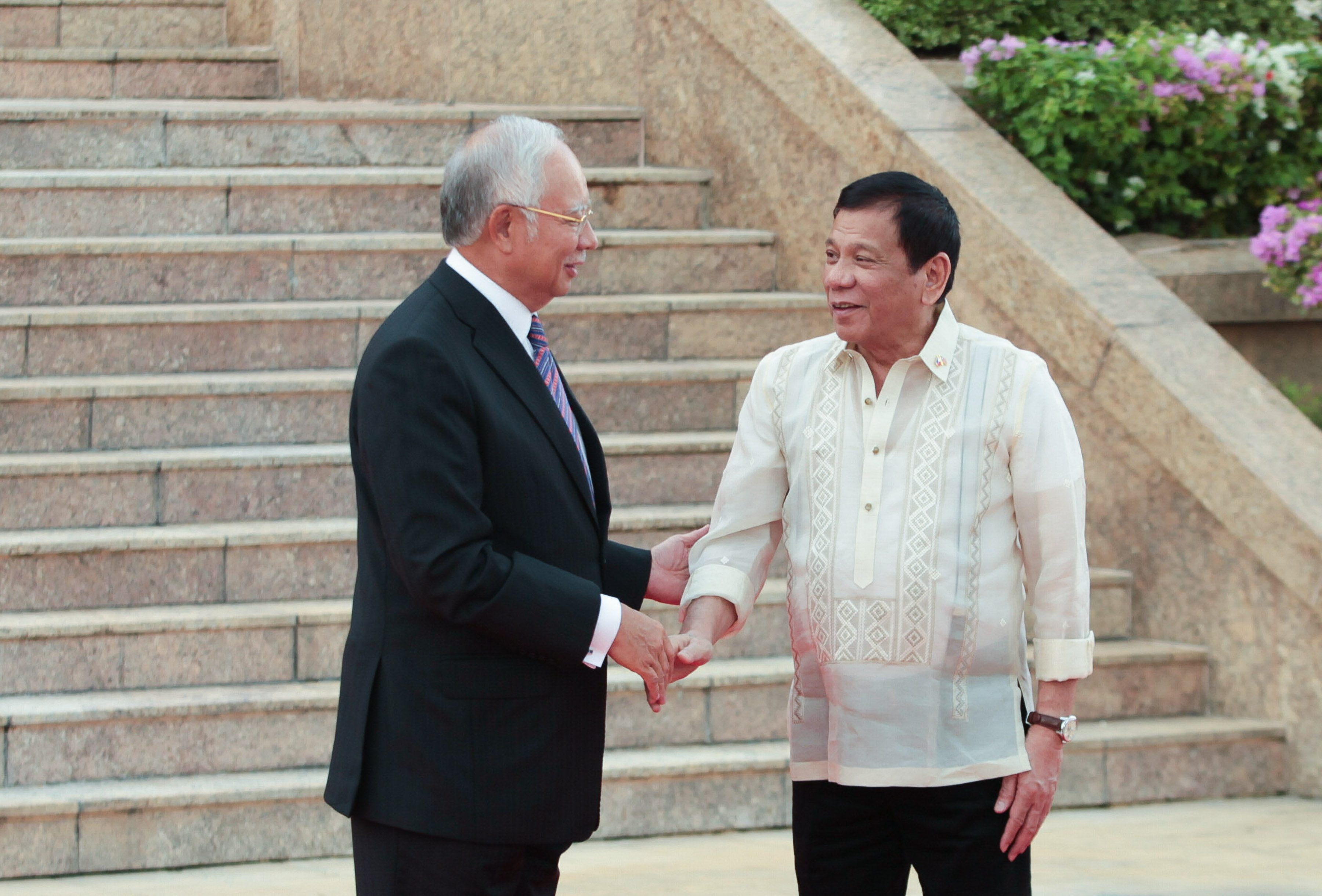 GESTURE OF FRIENDSHIP. President Duterte shakes hands with Prime Minister Najib Razak 