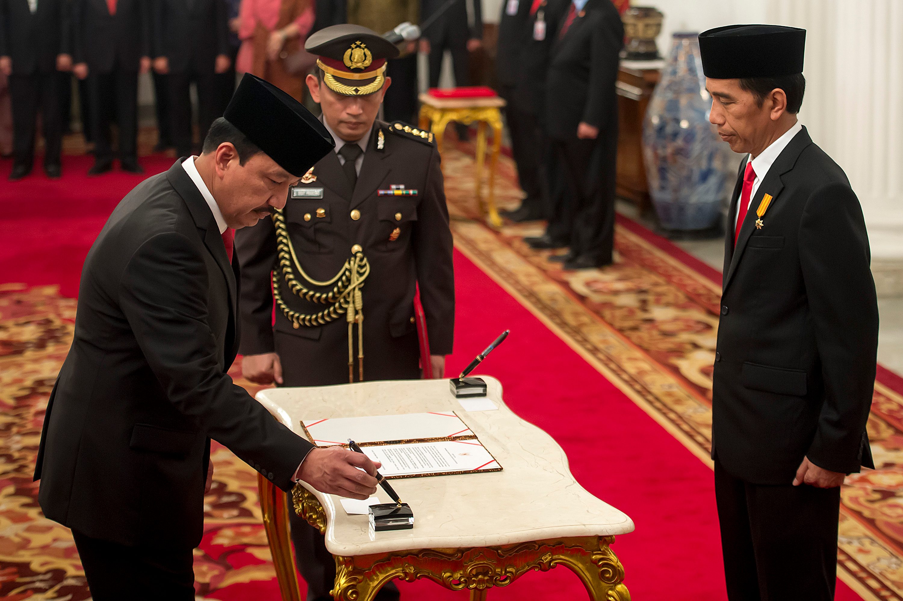 Presiden Jokowi menyaksikan Budi menandatangani berita acara pelantikan. Foto oleh Widodo S. Jusuf/Antara
 