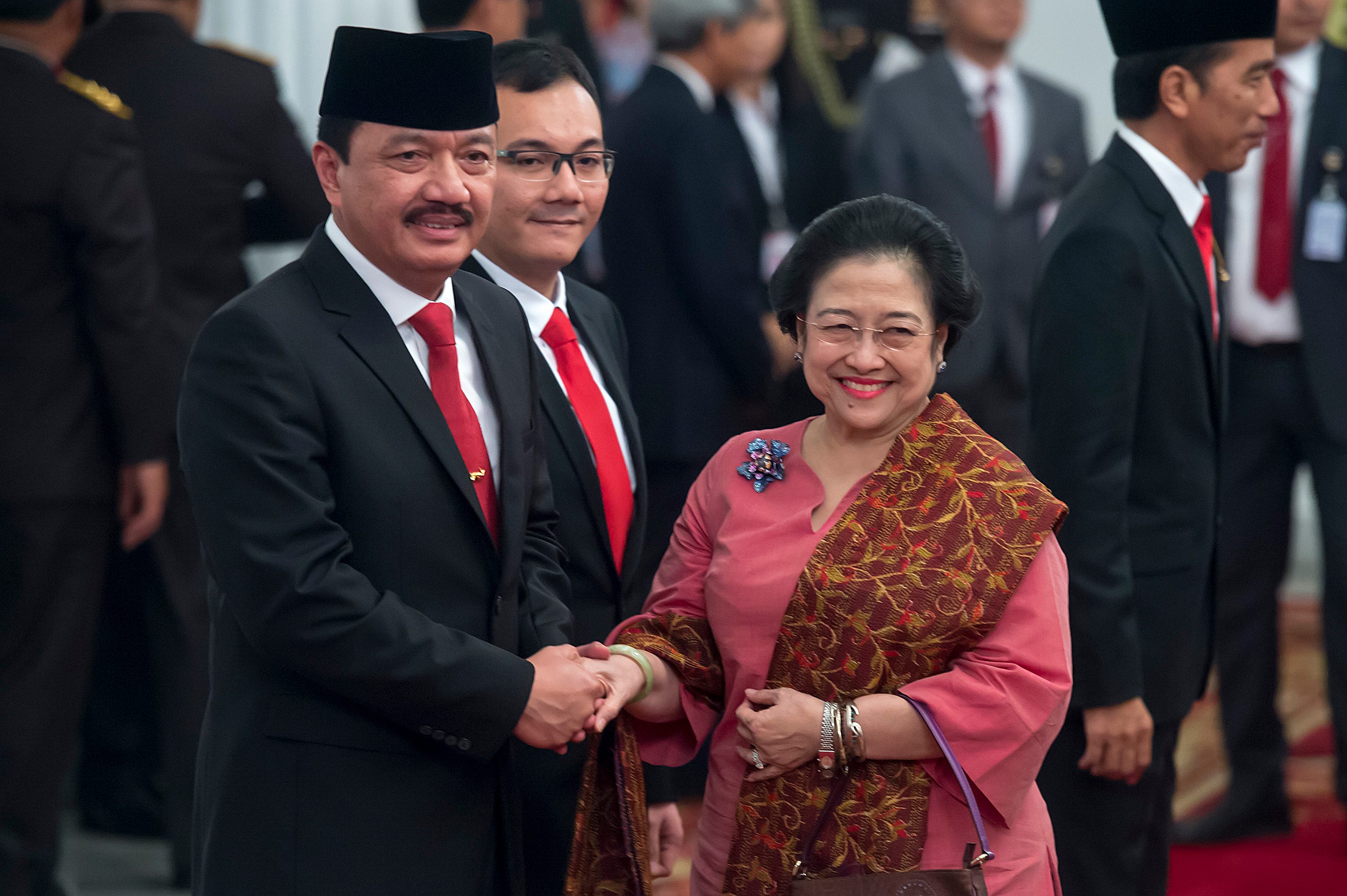 Presiden ke-5 RI Megawati Soekarnoputri memberikan ucapan selamat kepada Budi, mantan ajudannya saat menjabat sebagai orang nomor satu di Indonesia. Foto oleh Widodo S. Jusuf/Antara 