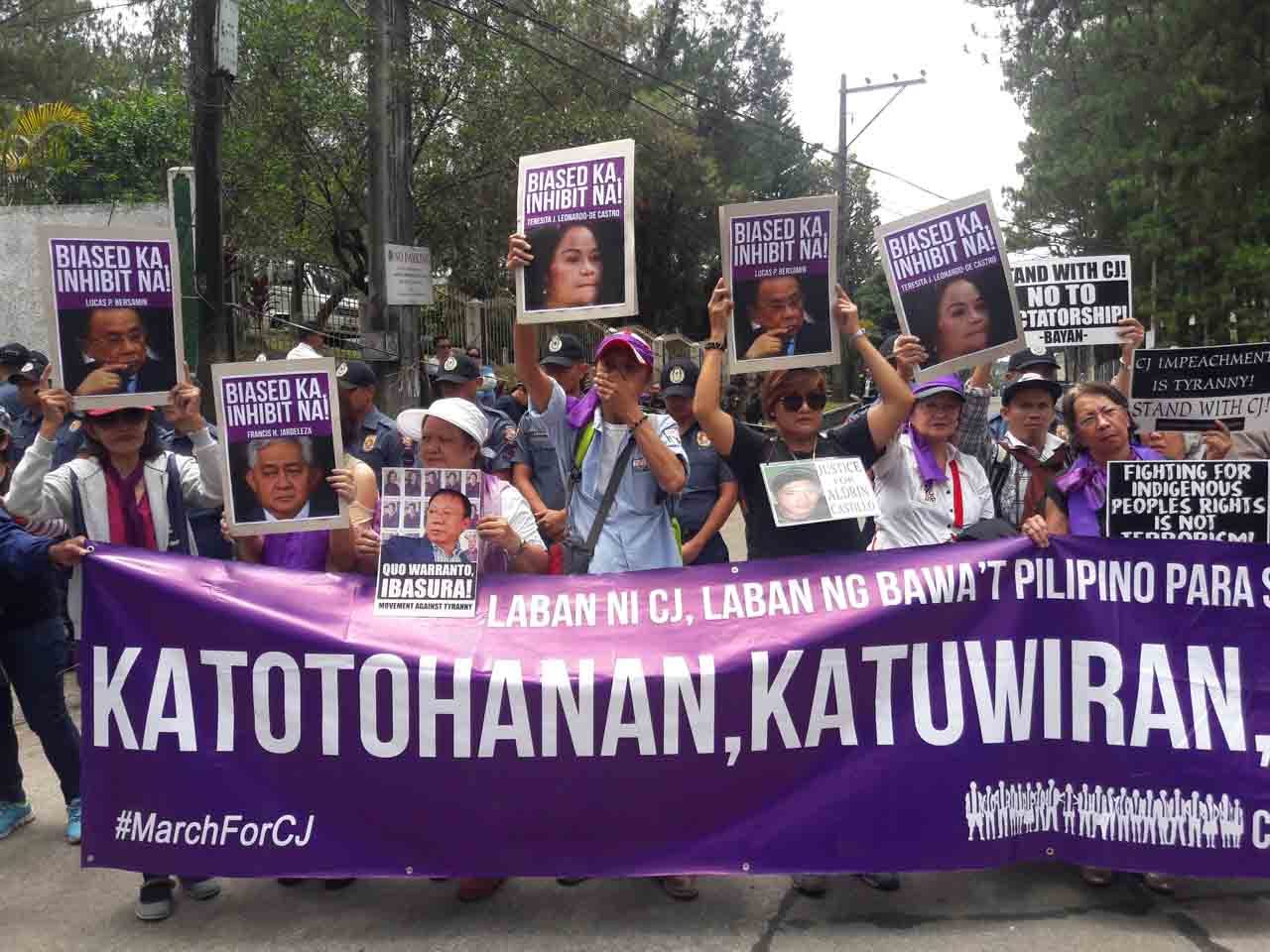 SUPPORT. Leftist groups join forces with the so-called Yellow army and religious groups in showing their support for Chief Justice Maria Lourdes Sereno as they start their rally in front of the SC grounds in Baguio City on April 10, 2018. Photo by Mau Victa/Rappler 
