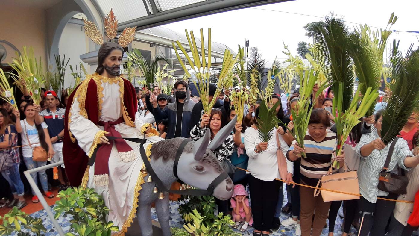 REENACTMENT. Palm Sunday reenacts the triumphant entry of Jesus Christ into Jerusalem, as in this scene at the Baguio Cathedral on April 14, 2019. Photo by Mau Victa/Rappler  