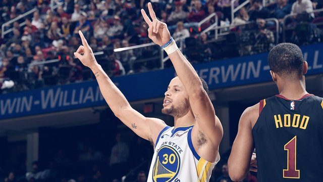 Red-hot Curry carries Warriors over Cavs
