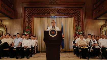 President Aquino delivers his nationally televised speech on the preliminary peace deal with MILF in Malacañan Palace. Cabinet members join him. Malacaãng Photo bureau. 