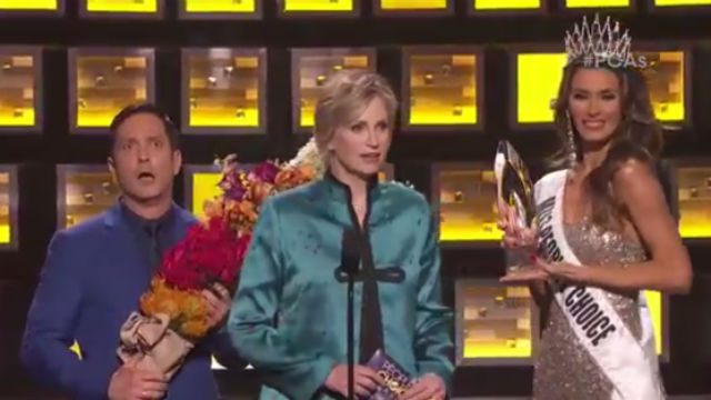 WATCH: Miss Universe mix-up parody at People’s Choice Awards 2016