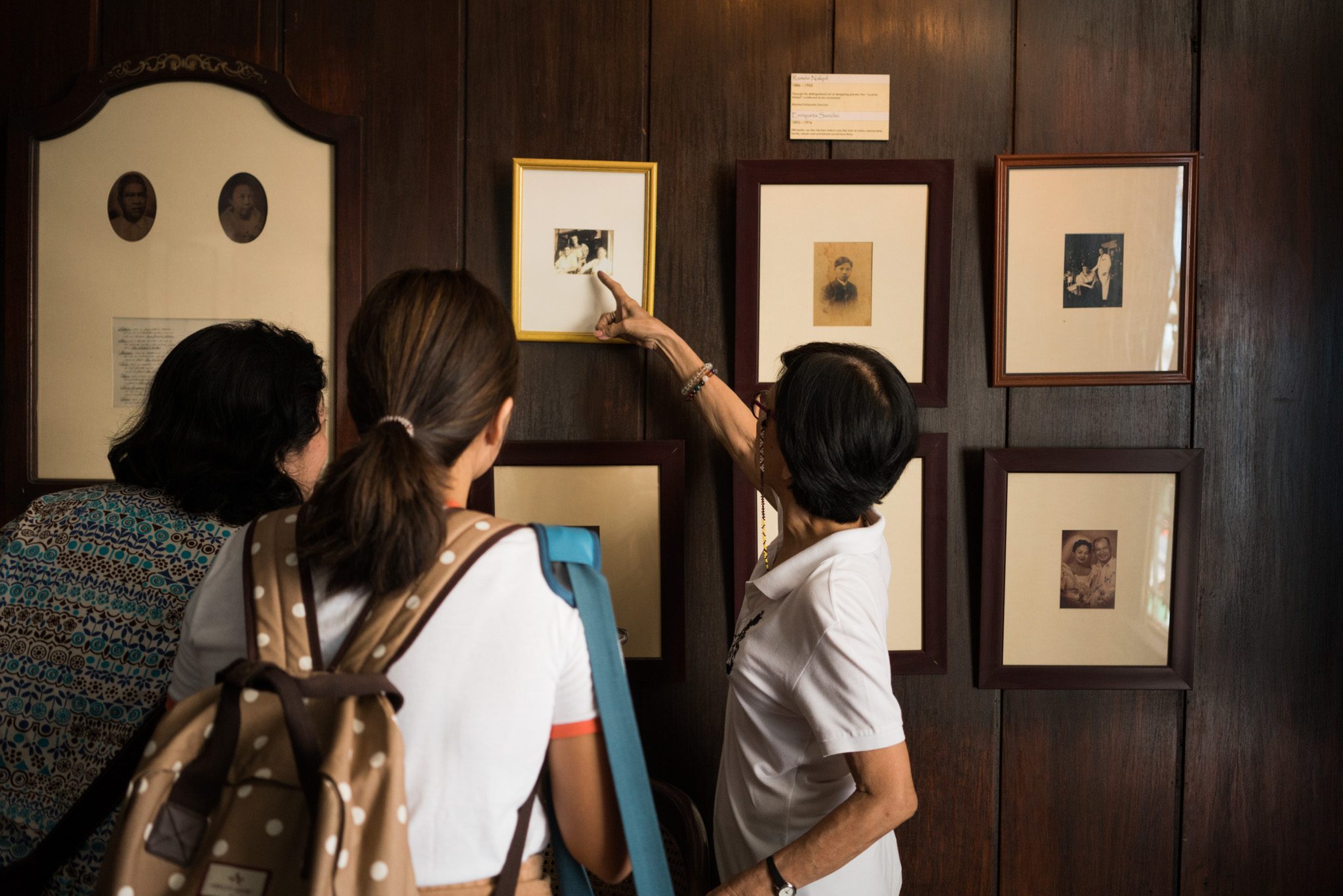 ANCESTRAL HOME. Bahay Nakpil Foundation's Bobby Nakpil Santos-Viola shows photos and tells stories of her forefathers who used to live in the house.  Photo by Martin San Diego/Rappler 
