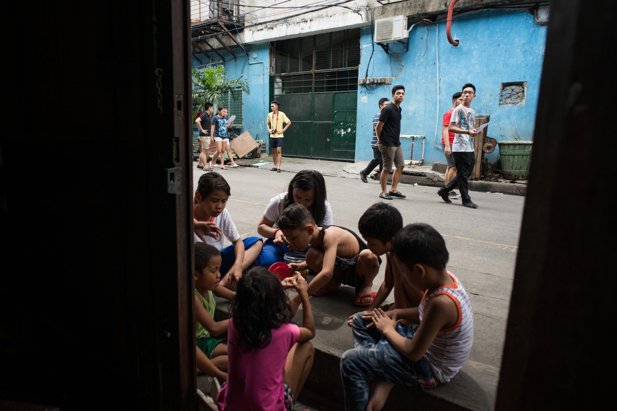 COMMUNITY. Neighboring kids play games by the entrance of Bahay Nakpil. Every Thursday, a storytelling session is held for them in one of the house's rooms – an effort to keep the community involved. Photo by Martin San Diego/Rappler 