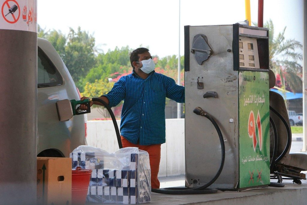 Oil falls most since Gulf War as Saudi starts price war