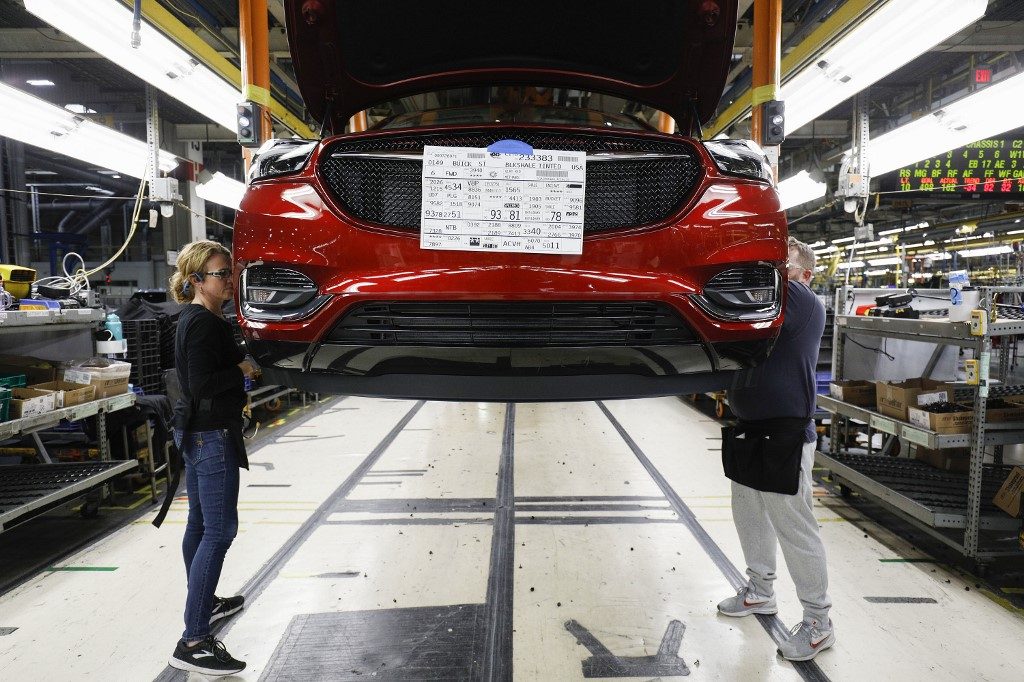 General Motors profits dive, aims to reopen U.S. plants May 18