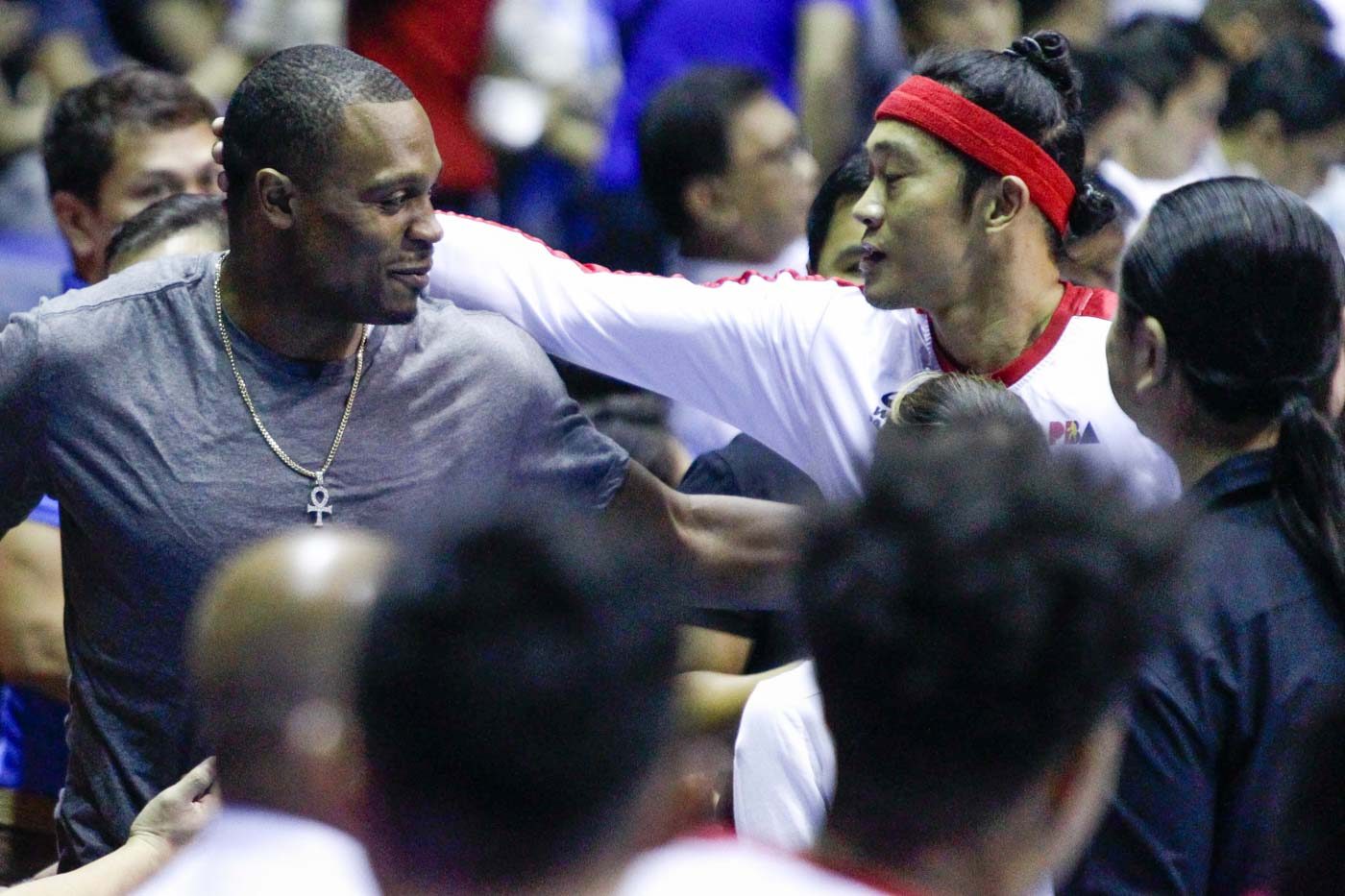COURTSIDE. Justin Brownlee reconnects with his former Ginebra teammates. Photo by Czeasar Dancel/Rappler 