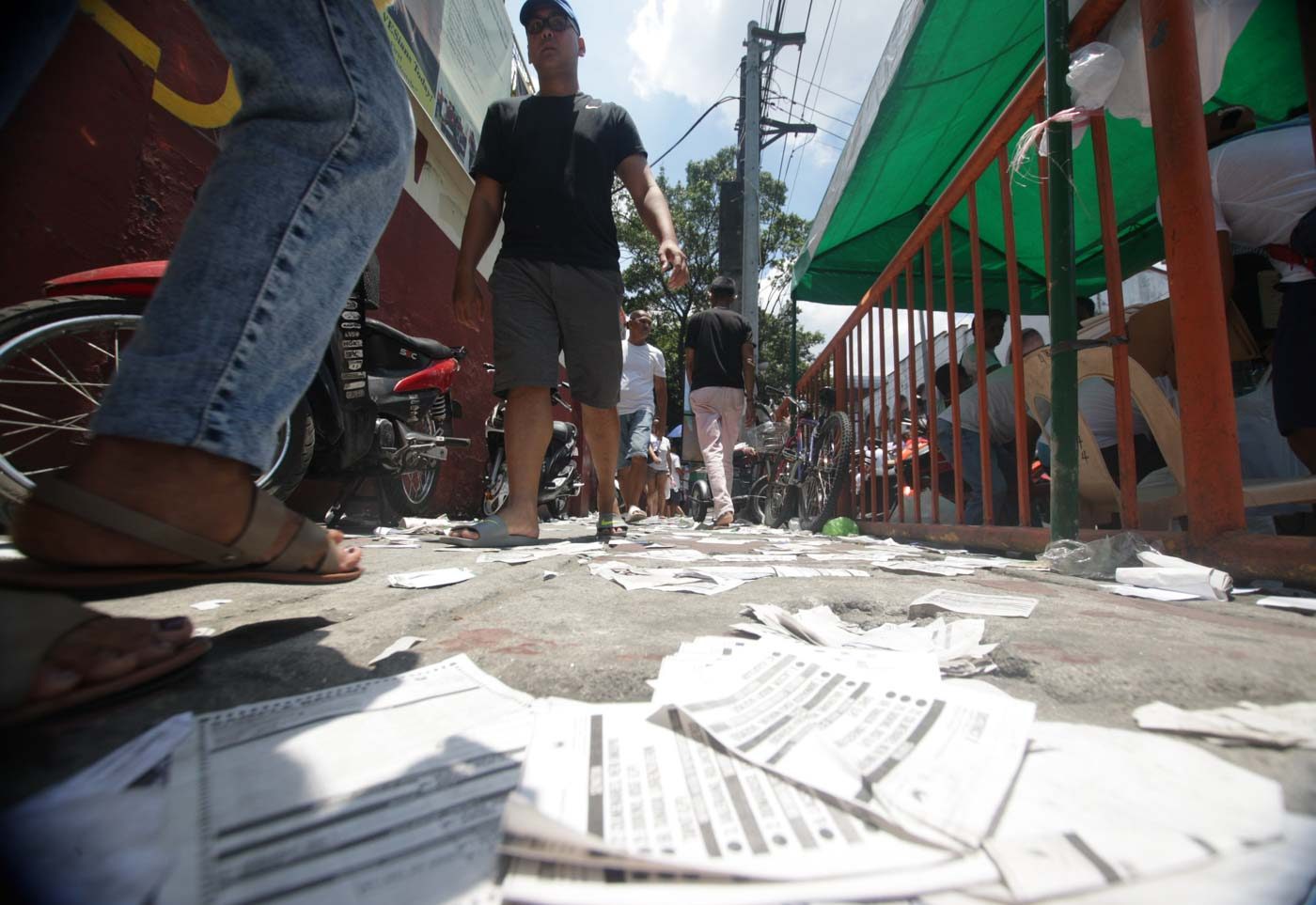 TRASH. Sample ballots litter the pathway of a polling center in Tondo, Manila. Photo by Ben Nabong/Rappler   