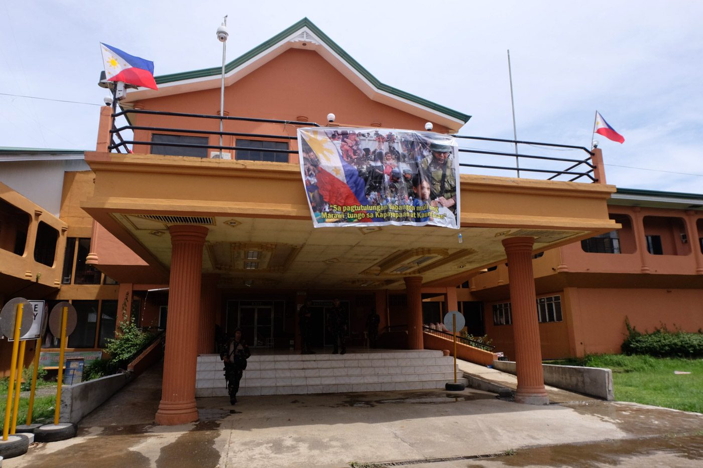 CITY HALL. Marawi Mayor Majul Gandamra and his men repelled the armed groups that wanted to take over City Hall   