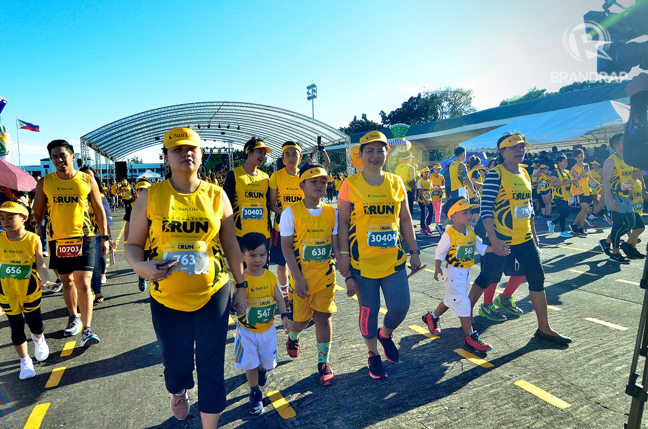 FITNESS FOR ALL AGES. Parents accompany their children in preparation for the 500M kids run. Photo by Maria Tan/Rappler 