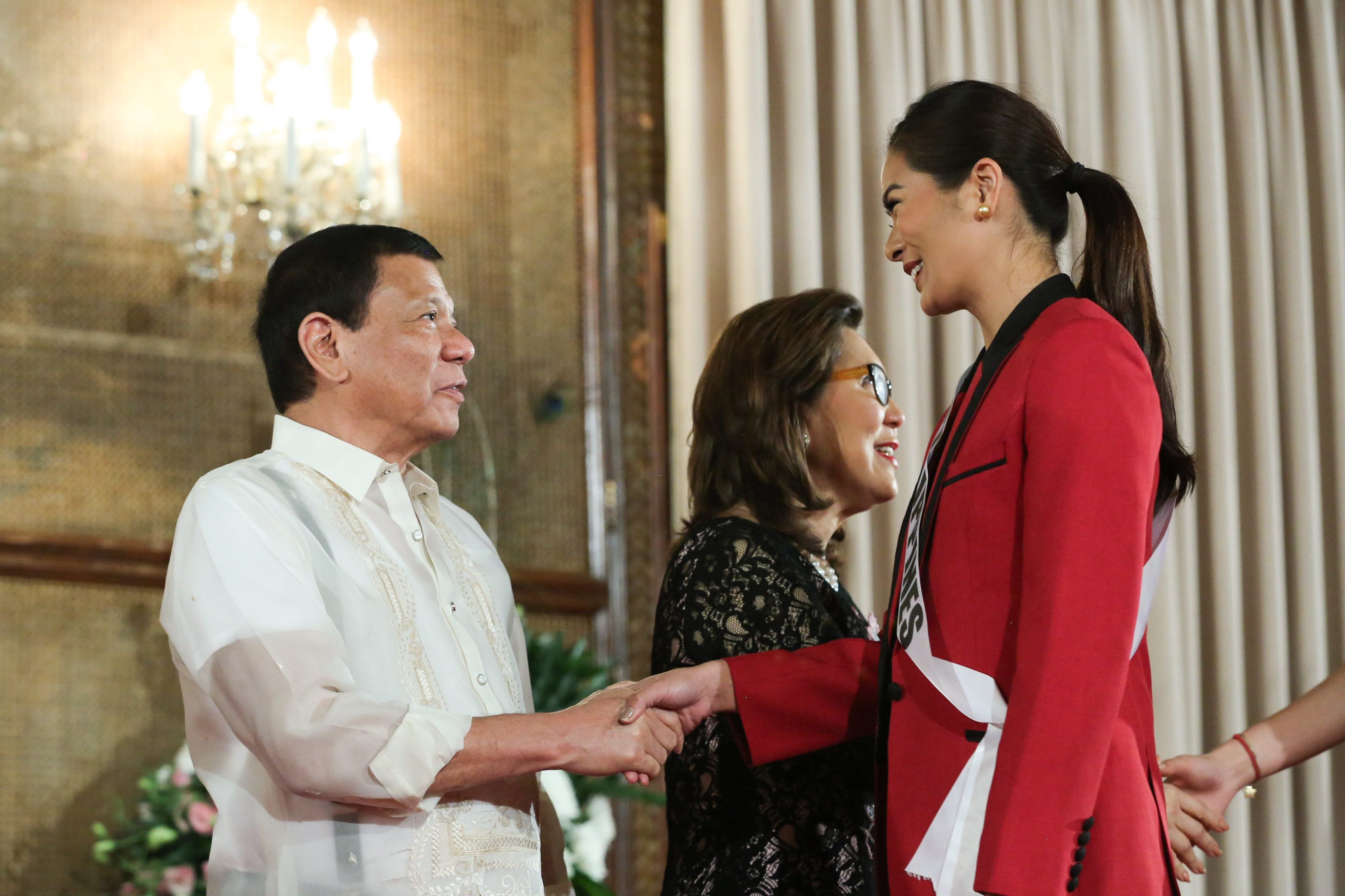 PAGEANT HOST. President Rodrigo Duterte shakes hands with Miss Philippines 2016 Maxine Medina during the courtesy call of Miss Universe candidates at the Palace. Malacañang photo  