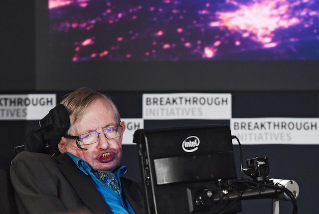 Ilmuwan Inggris Stephen Hawking berbicara dalam konferensi pers di London, 20 Juli 2015. Foto oleh Andy Rain/EPA