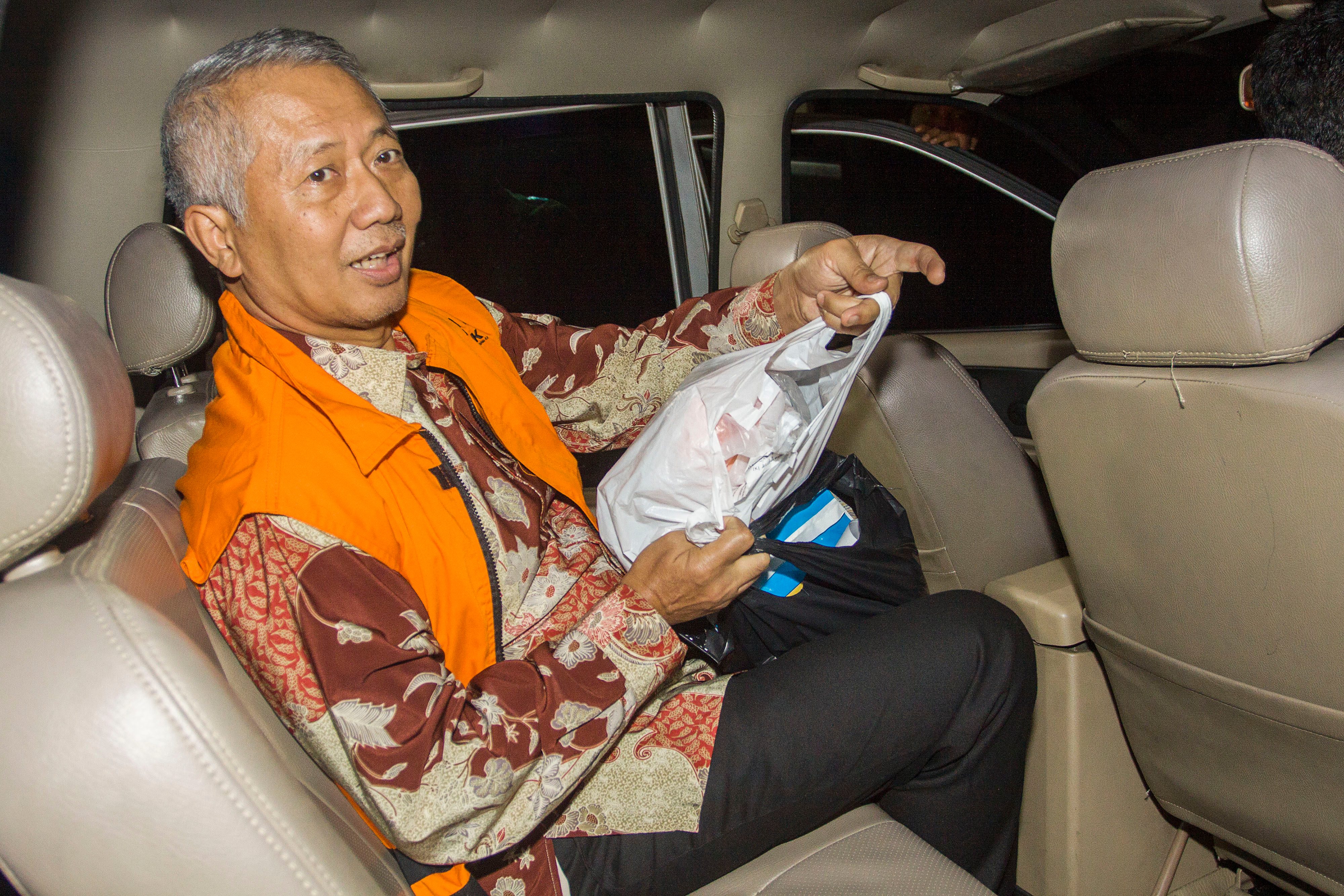 PEMERIKSAAN. Dirjen Perhubungan Laut (Hubla) Kemenhub Antonius Tonny Budiono berada di dalam mobil usai menjalani pemeriksaan, di KPK, Jakarta, Jumat, 25 Agustus. Foto oleh Galih Pradipta/ANTARA 
