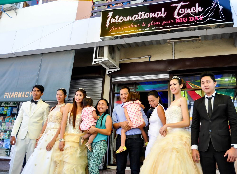 INTERNATIONAL TOUCH. Former Sarangani governor Miguel Rene Dominguez (center) is flanked by the boutique owners.  