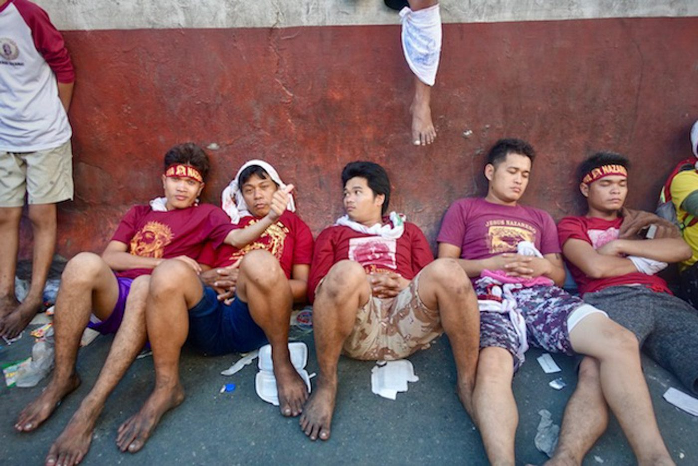 BREAK TIME. Human bridge devotees rest at the bottom of Quezon Boulevard's center isle as other of their colleagues man their shift. Photo by Rambo Talabong/Rappler  