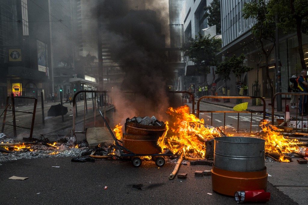 Perselisihan Hong Kong bersiap menghadapi kekerasan pada hari peringatan Tiongkok