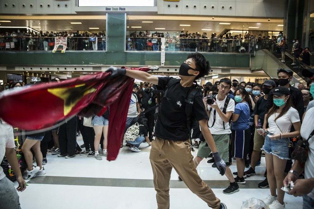 Fresh Hong Kong clashes outside mall but airport avoids disruption
