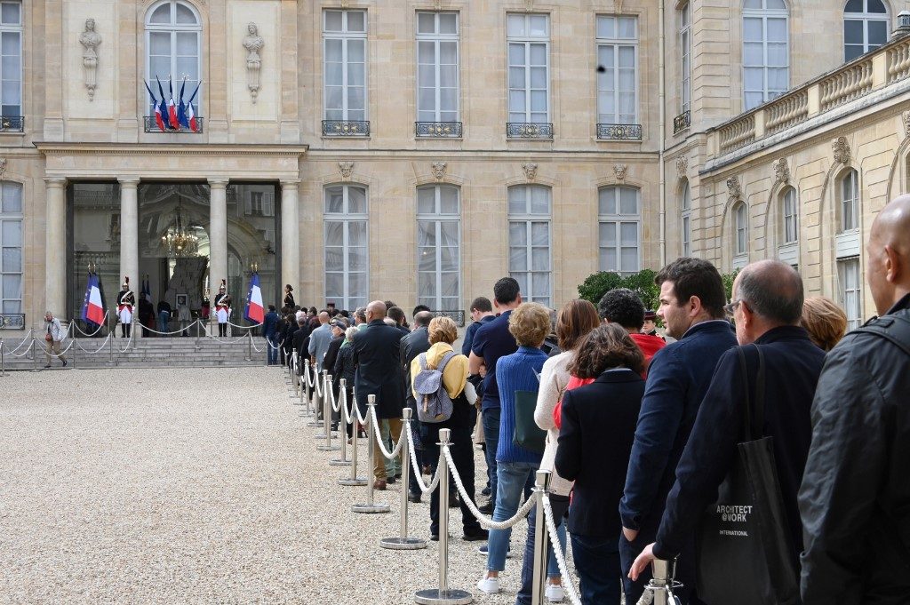 French queue to remember Chirac ahead of national mourning