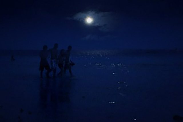 DO NOT SHOOT THE MOON BY ITSELF. Shooting the supermoon on a beach in Bohol using a smartphone. The moon as an element to a landscape photograph. File photo by Rappler    