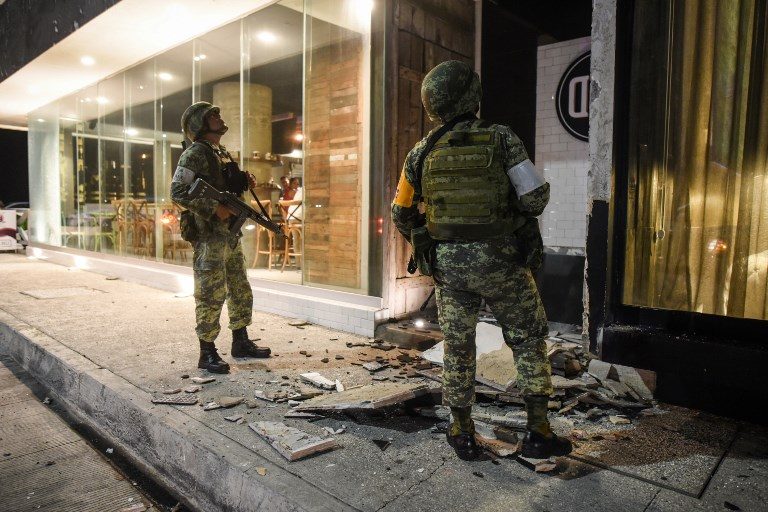 KERUSAKAN. Pasukan militer Meksiko tengah menengok tingkat kerusakan pasca kota itu digoyang gempa pada Kamis, 7 September. Foto oleh Victoria Razo/AFP 