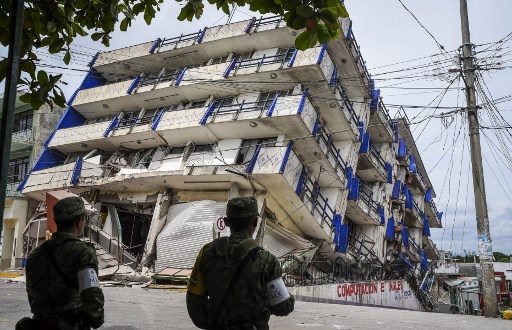 RUNTUH. Pasukan militer berada di seberang bangunan Hotel Sensacion yang hancur akibat diguncang gempa. Foto oleh Victoria Razo/AFP 