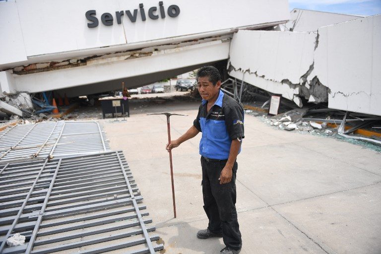 RUNTUH. Seorang pria berdiri dan tidak dapat melakukan apa pun pasca sebuah gedung runtuh di negara bagian Oaxaca pasca diguncang gempa. Foto oleh Pedro Pardo/AFP 