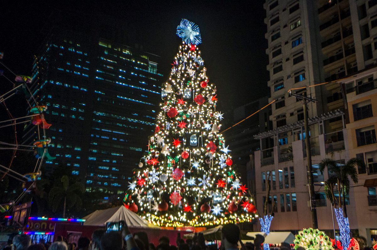 CHRISTMAS IN THE AIR. The giant tree in Araneta Center 