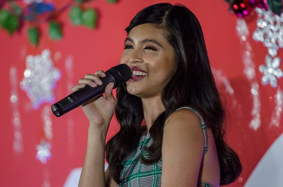 YAYA DUB. Maine Mendoza entertains the crowd during the Christmas on Display opening at the Araneta Center 