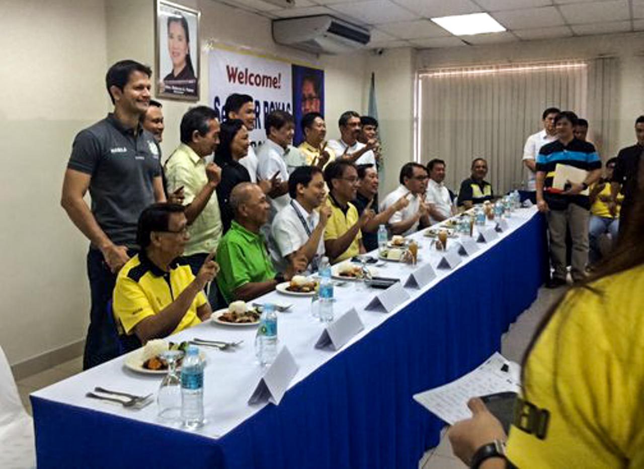 ANTIPOLO ALLIES? Mar Roxas with local officials in Antipolo. Photo by Bea Cupin/Rappler 