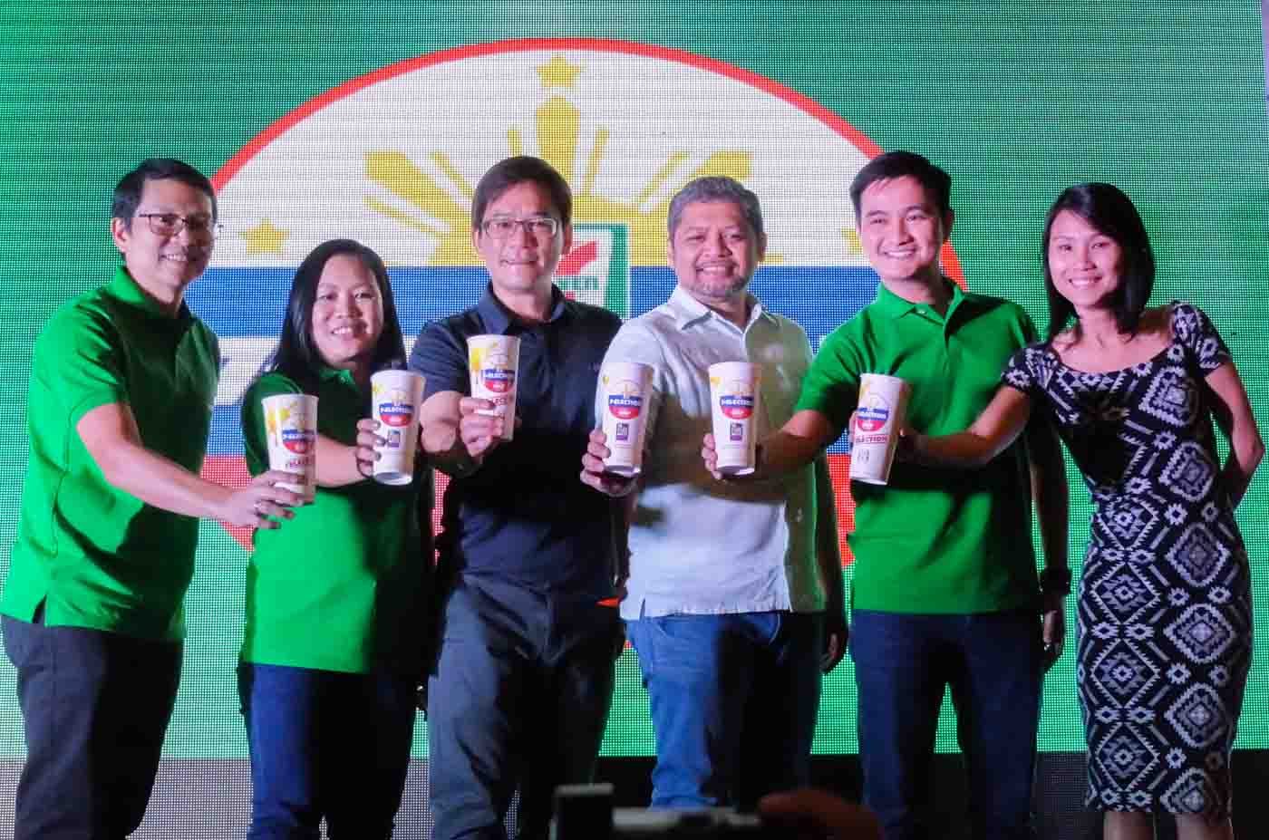 PARTNERSHIP. Philippine Seven Corporation’s executives, together with representatives from official media partners Rappler and CNN Philippines hold out their 7-Election GULP Cups. From L-R: Lee Esguerra, Marketing Commuciations Division Head Armi Cagasan, Strategic Merchandise Division Head, Richard Lee, VP for Supply Chain, Joel Macaventa, CNN Philippines Marketing Head, Jenny Chua, Rappler Head of Communities and Senior Content Strategy Director 