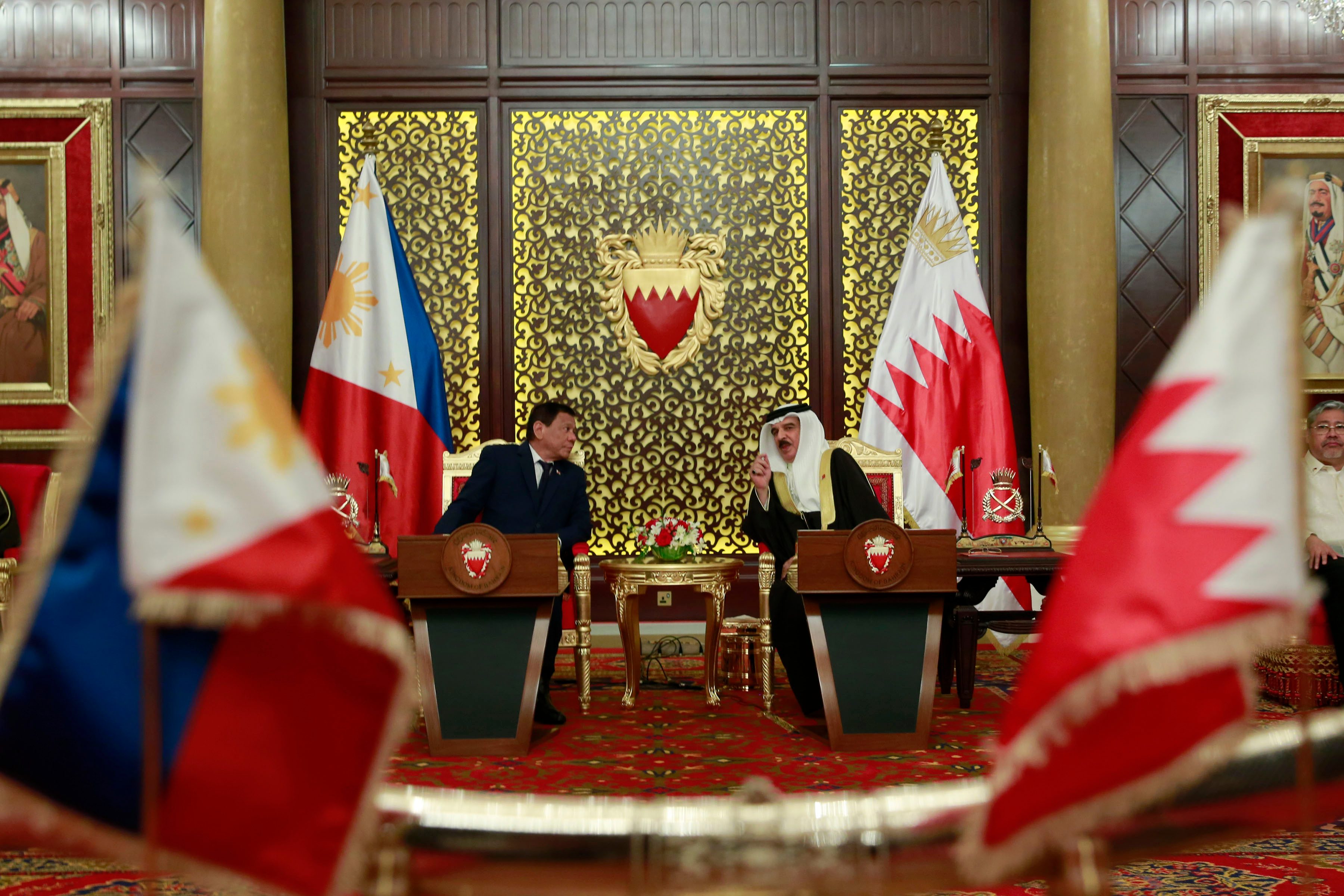 STATE VISIT. President Rodrigo Duterte and Bahrain's King Hamad Bin Isa Al Khalifa met prior to the signing ceremony of agreements between their countries at the Sakhir Palace in Bahrain on April 13, 2017. Malacanang Photo   
