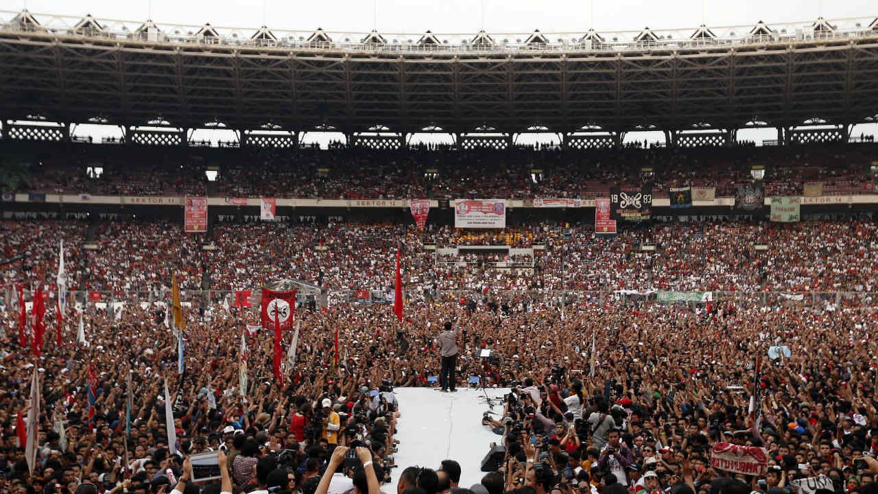 VOLUNTEER SUPPORT. Jokowi waves to supporters during a massive concert just days before his election as president. Photo by EPA 