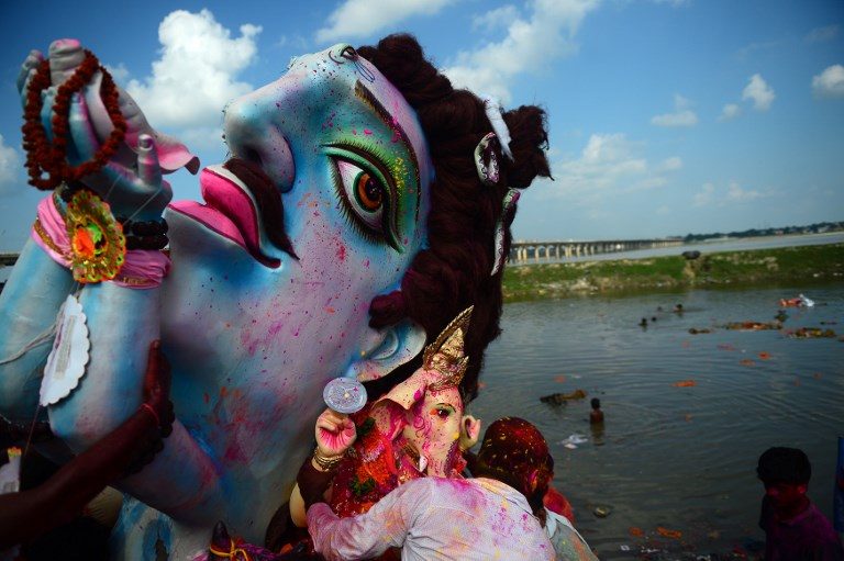 GANESH FESTIVAL. Indian Hindu devotees carry an idol of the elephant-headed Hindu deity Ganesha for immersion in a temporary pond near Sangam in Allahabad on September 4, 2017. Photo by Sanjay Kanojia/AFP 