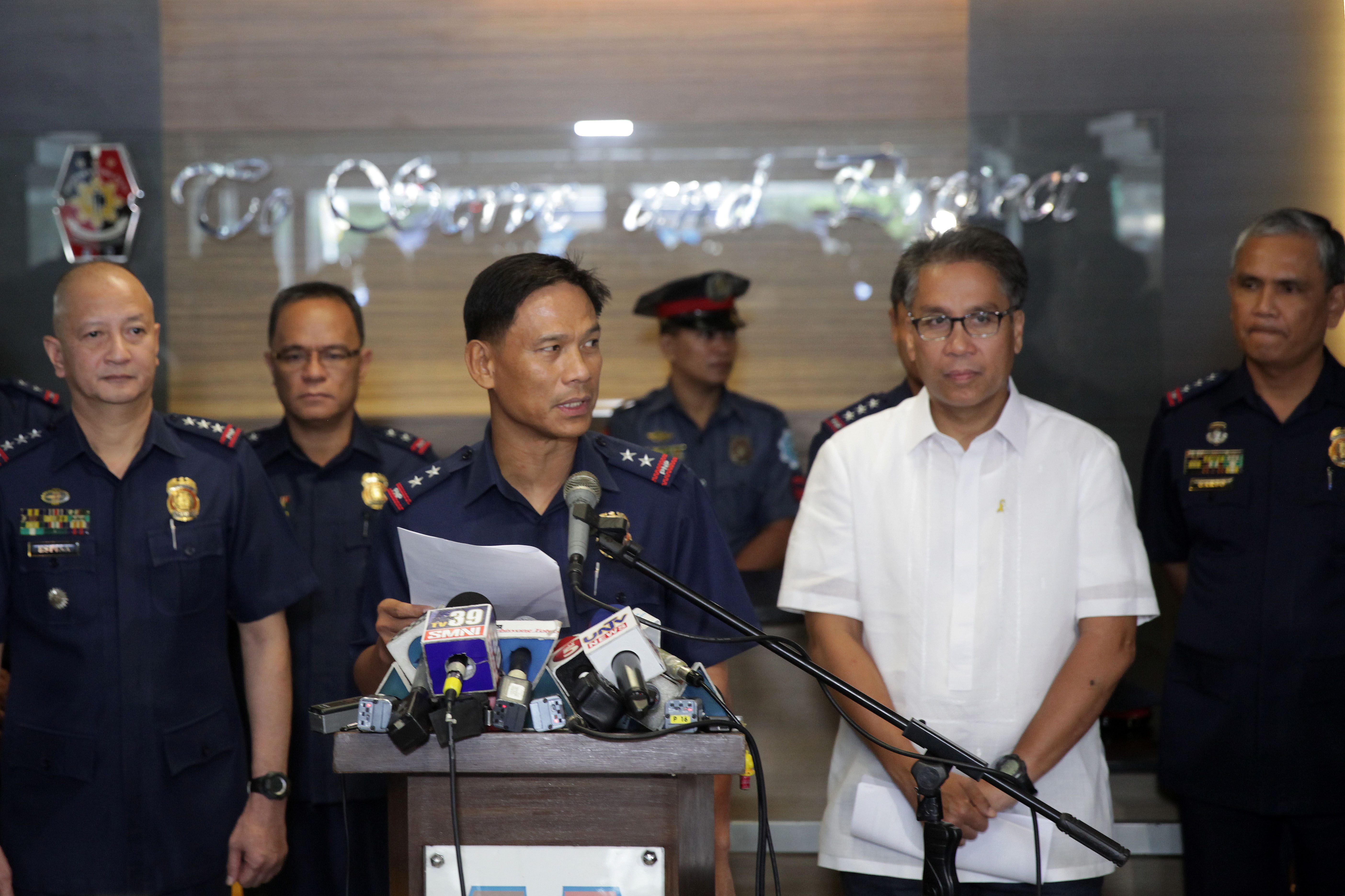 SHOW OF FORCE. Director Ricardo Marquez is flanked by Interior Secretary Mar Roxas, PNP OIC Deputy Director General Leonardo Espina and Deputy Director Marcel Garbo, Jr. Garbo was one of the contenders for the plum post.  Photo by Ben Nabong/Rappler 