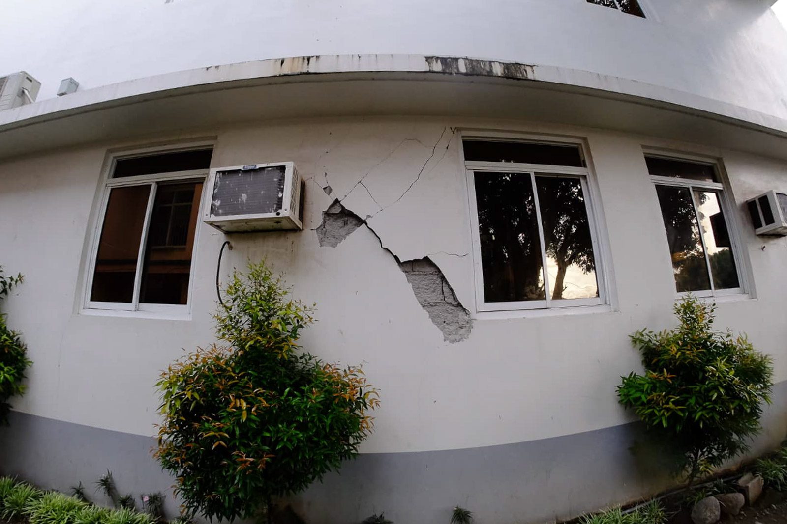 CRACKS. Cracks can be seen on some walls following the earthquake. Photo by Bobby Lagsa/Rappler  